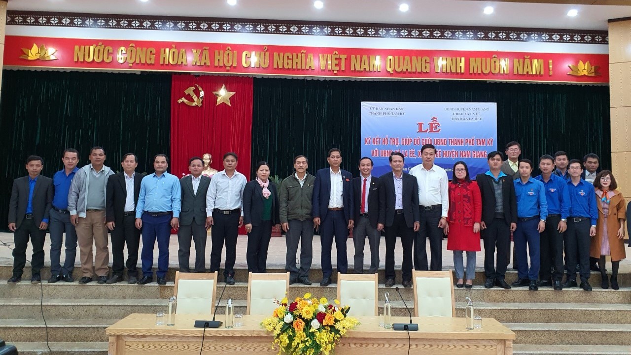 Description: A group of people posing for a photo

Description automatically generated