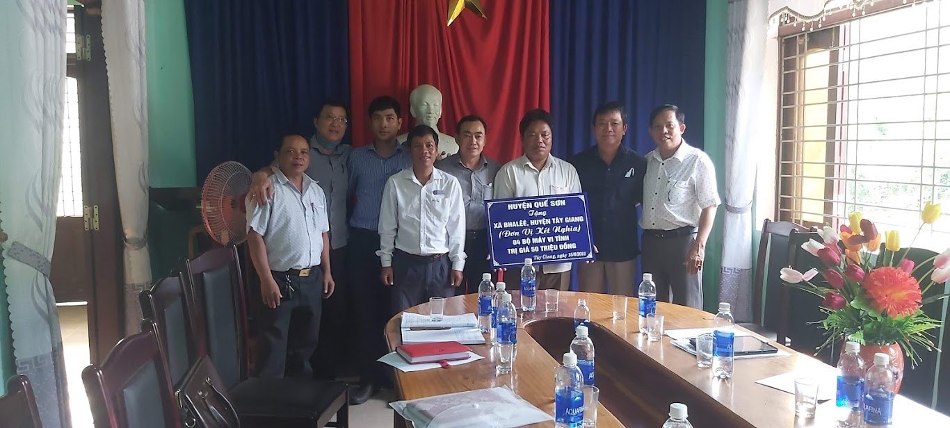 Description: A group of people standing in a room

Description automatically generated with medium confidence