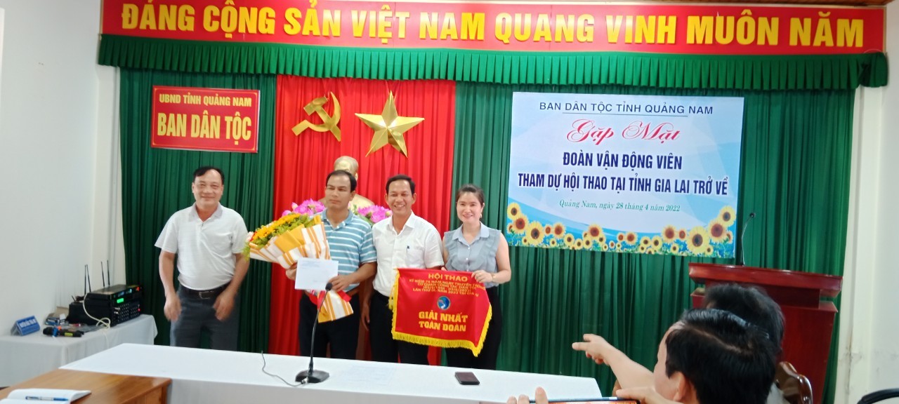 Description: D:\CHUYÊN MÔN từ 2021\Báo chí\2022\Ảnh tin tặng quà VĐV2.jpg