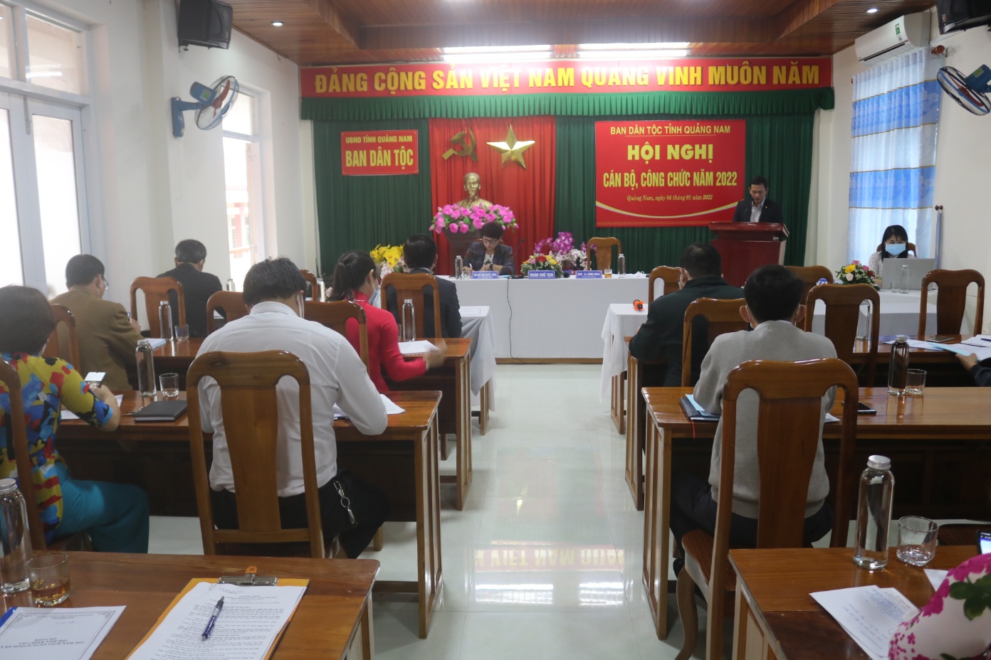 Description: D:\10. VĂN PHÒNG\HN CBCC 2022\chinhs\quanh cảnh hội nghị].jpg