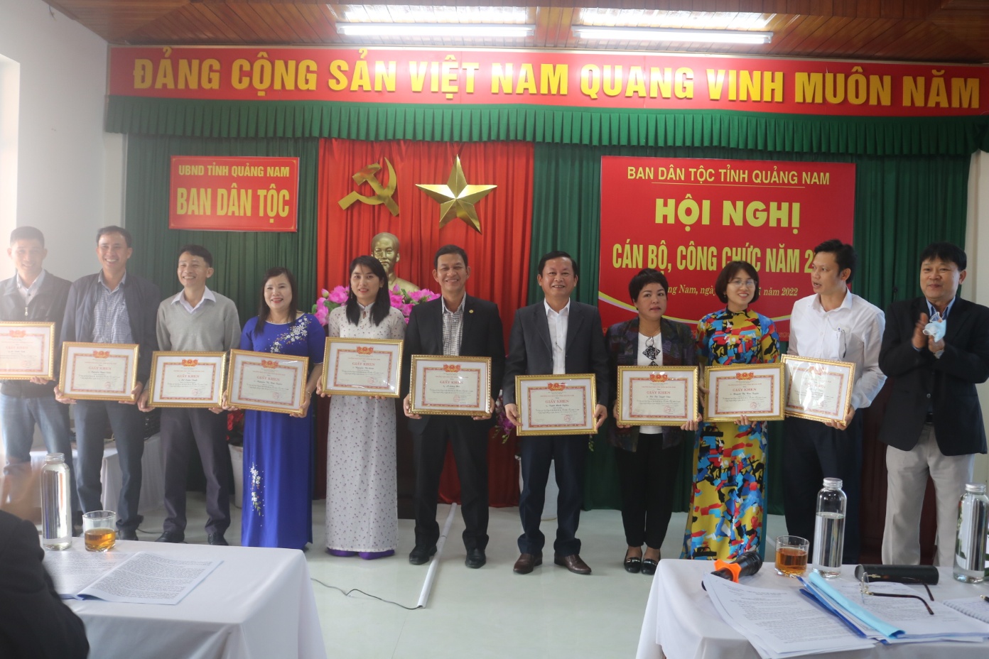 Description: D:\10. VĂN PHÒNG\HN CBCC 2022\chinhs\khen thưởng.jpg